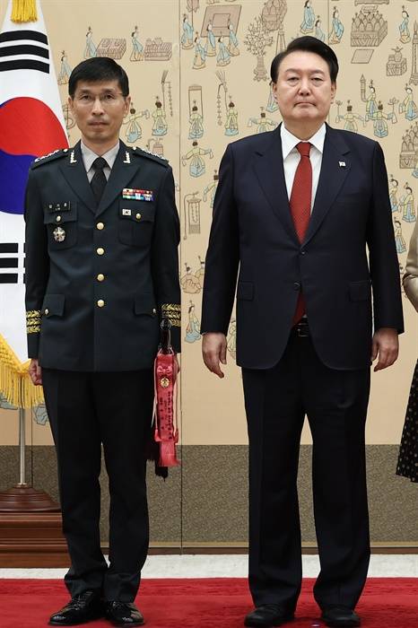 2023년 삼정검 수여식에 참석한 임기훈 전 국방비서관(왼쪽)과 윤석열 전 대통령(오른쪽) 〈출처=연합뉴스〉