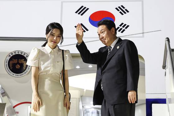 윤석열 전 대통령과 김건희 여사가 지난 2022년 11월 캄보디아 프놈펜국제공항에 도착, 공군 1호기에서 인사하고 있다. 〈사진=연합뉴스〉
