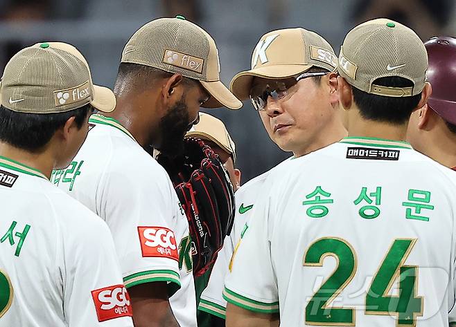 4일 오후 서울 구로구 고척스카이돔에서 열린 프로야구 '2025 신한 SOL뱅크 KBO 리그' 한화 이글스와 키움 히어로즈의 경기, 키움 홍원기 감독이 8회초 1사 1루 상황 마운드를 방문해 선발 알칸타라를 비롯한 야수들과 대화를 나누고 있다. 2025.7.4/뉴스1 ⓒ News1 김진환 기자