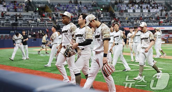 24일 오후 서울 구로구 고척스카이돔에서 열린 프로야구 '2025 신한 SOL뱅크 KBO 리그' KIA와 키움의 경기에서 9대6으로 승리한 키움 선수들이 퇴장하고 있다. 2025.6.24/뉴스1 ⓒ News1 이승배 기자