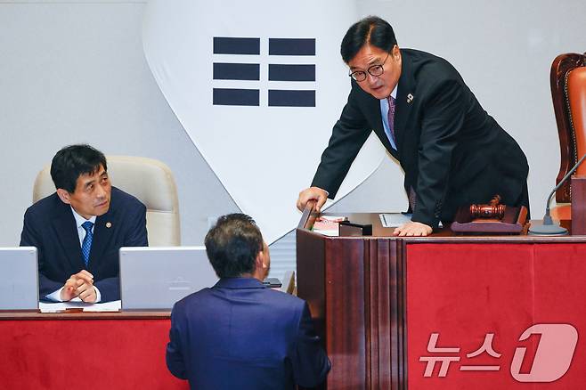 김병기 더불어민주당 대표 직무대행 겸 원내대표가 4일 오후 서울 여의도 국회에서 열린 제426회 국회(임시회) 제5차 본회의에서 다른 정당들이 돌아올 때까지 기다리겠다는 우원식 의장을 찾아가 대화하고 있다. 2025.7.4/뉴스1 ⓒ News1 안은나 기자