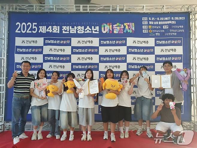 삼호중 '두리밴드'팀이 기념사진을 찍고 있다. (전남도교육청 제공, 재판매 및 DB 금지)/뉴스1