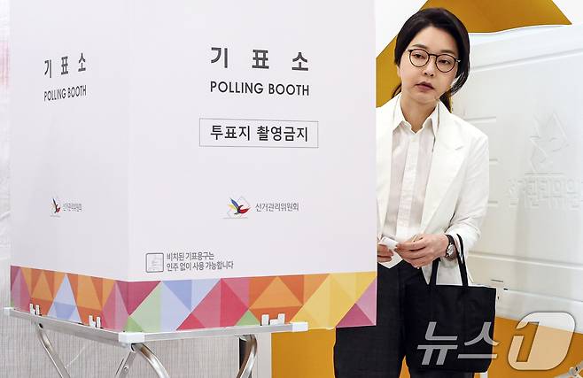 김건희 여사가 제 21대 대통령 선거일인 3일 오전 서울 서초구 원명초등학교에 마련된 서초4동 제3투표소에서 기표를 마치고 있다. (공동취재) 2025.6.3/뉴스1 ⓒ News1 김명섭 기자