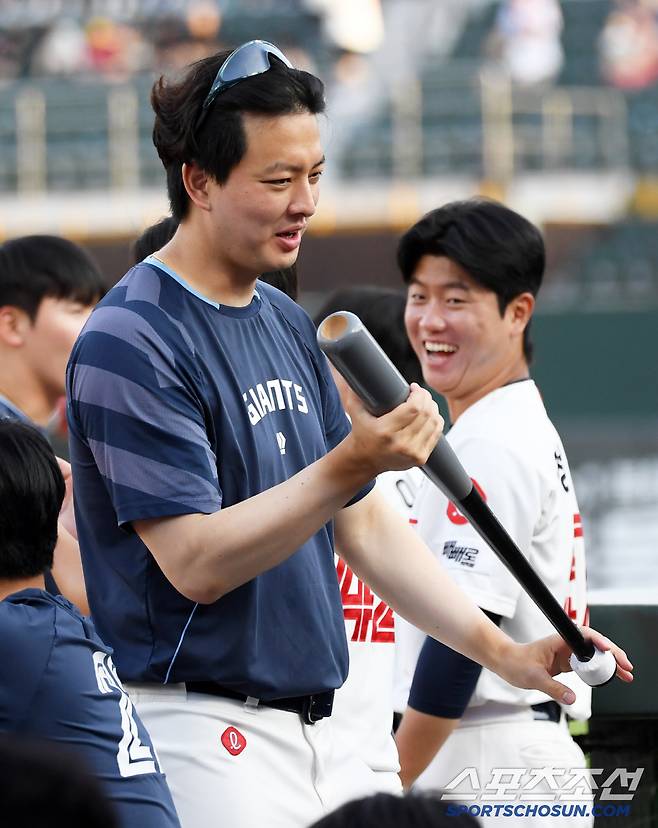 경기 시작 직전 배트를 들고나온 김원중이 분위기를 유쾌하게 만들었다.