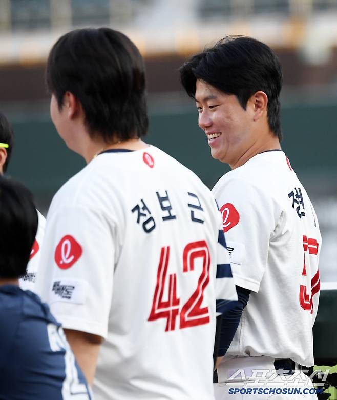 옆에서 지켜보던 정현수도 해맑게 웃었다.