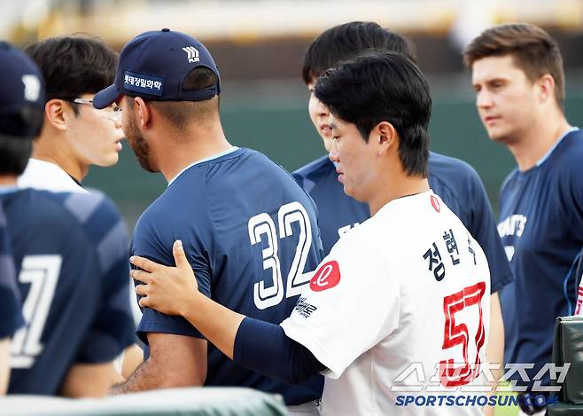같은 좌완 투수지만 158km 강속구를 던지는 감보아 몸을 만지는 정현수.