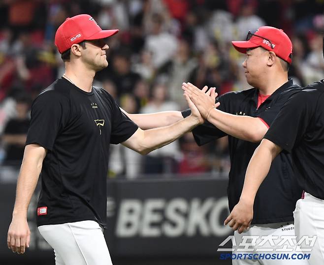 4일 광주 기아 챔피언스필드에서 열린 롯데-KIA전. KIA가 8회 대역전극을 펼치며 7대5로 승리했다. 이범호 감독이 네일을 맞이하고 있다. 광주=정재근 기자 cjg@sportschosun.com/2025.7.4/