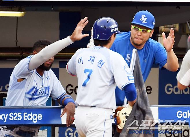 디아즈와 후라도까지 홈런 치고 들어온 이재현을 반겼다.