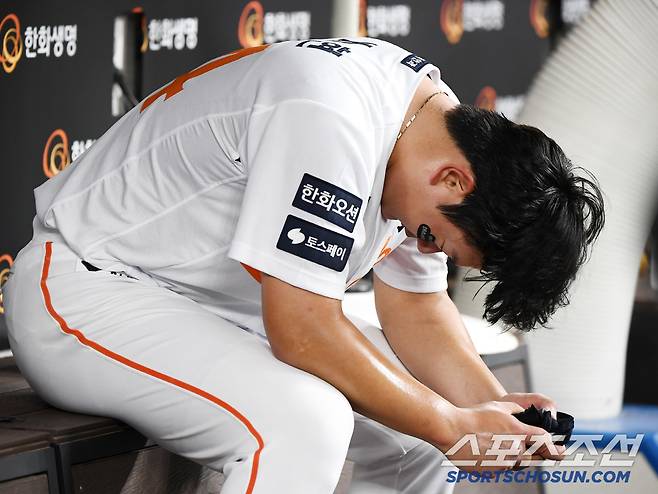 3일 대전 한화생명볼파크에서 열린 NC-한화전. 10회초 등판한 김서현이 4사구 4개로 실점한 후 교체됐다. 더그아웃에서 괴로워하는 김서현의 모습. 대전=정재근 기자 cjg@sportschosun.com/2025.7.3/