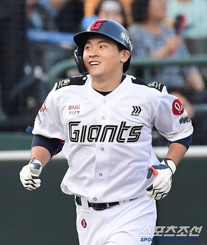 밝은 표정으로 그라운드를 돌고 있는 박찬형.