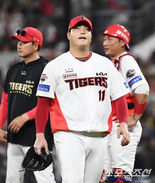 4일 광주 기아 챔피언스필드에서 열린 롯데-KIA전. 8회초 1사 1, 2루 레이예스에게 1타점 적시타를 허용한 조상우가 강판되고 있다. 광주=정재근 기자 cjg@sportschosun.com/2025.7.4/