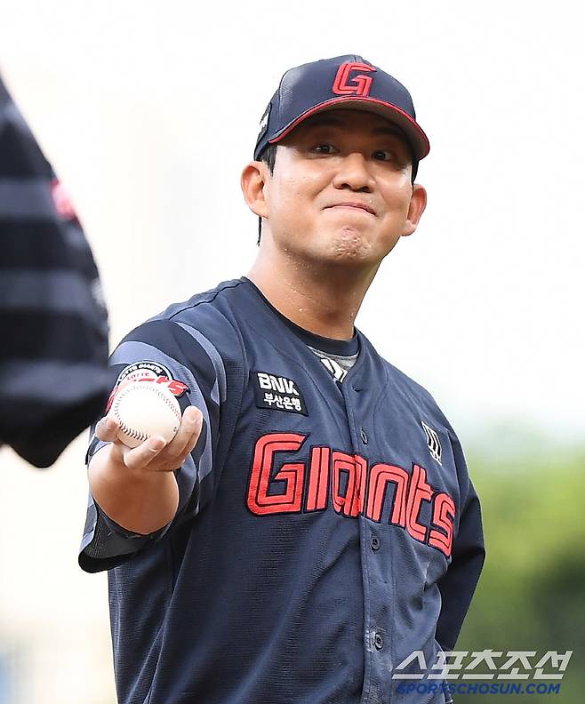 4일 광주 기아 챔피언스필드에서 열린 롯데-KIA전. 1회말 무사 2루 박찬호의 우익수 플라이 때 고종욱을 태그아웃시킨 김민성이 기뻐하고 있다. 광주=정재근 기자 cjg@sportschosun.com/2025.7.4/