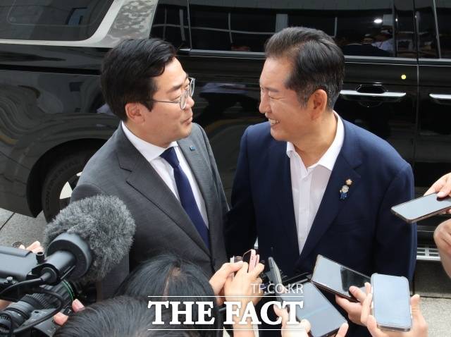 더불어민주당 당대표 선거에 출마한 정청래(오른쪽), 박찬대 의원이 2일 오후 서울 여의도 국회에서 열린 검찰개혁 토론회를 마치고 대화하고 있다. /뉴시스