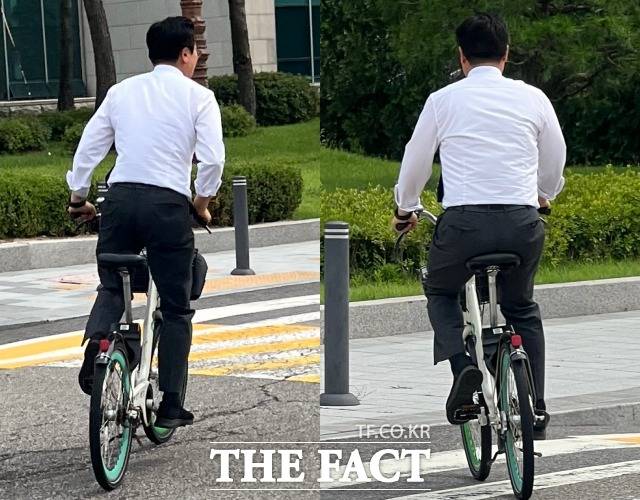 사진3) 정 의원은 박 의원에게 같이 차량에 탑승하자고 제안했지만, 박 의원은 자전거를 타겠다고 했다. 박 의원은 이날 서울시의 공유 자전거 서비스인 '따릉이' 자전거를 타고 국회를 돌아다녔다. /김세정 기자