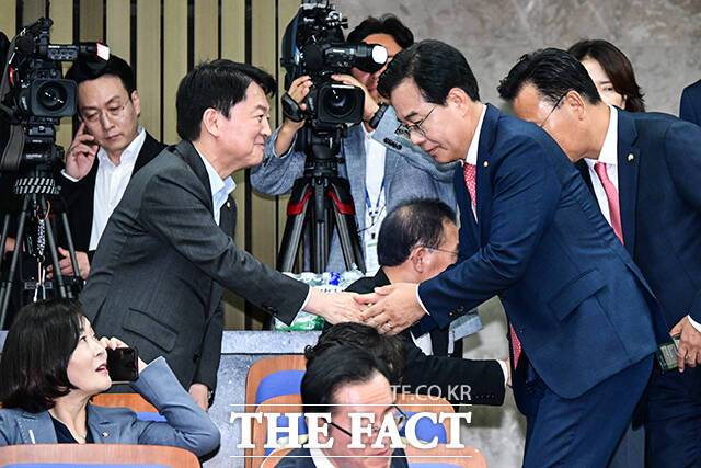 국민의힘 혁신위원장을 맡은 안철수 의원이 '대선 패배 백서 TF'를 별도 신설하고 혁신위원회는 오는 7일 정식 출범할 예정이라고 3일 밝혔다. 사진은 송언석 국민의힘 원내대표가 안 의원과 인사하고 있는 모습. /남윤호 기자