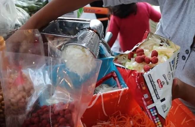 멕시코 길거리 음식점에서 도릴로코를 만드는 모습. 유튜브 캡처