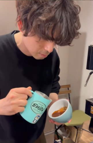 라테아트 중인 가와나베씨. 가와나베 다이키 인스타그램.