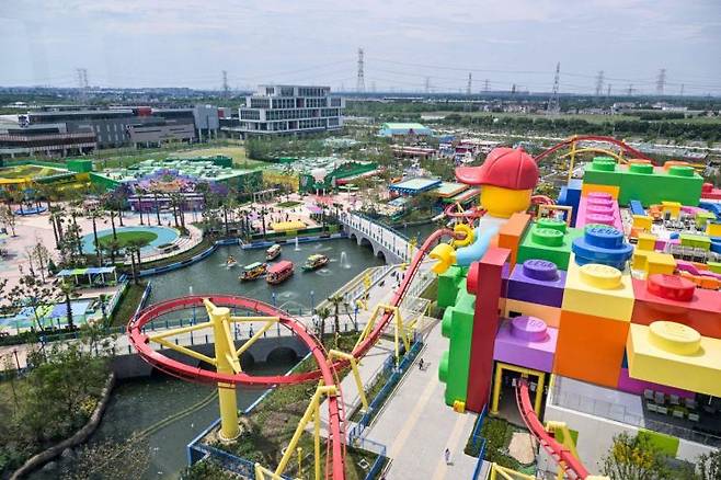 세계 최대 규모를 자랑하는 레고랜드 상하이 리조트가 5일 문을 열었다. AFP연합뉴스