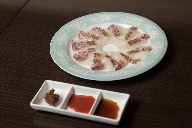 Sea bream sashimi prepared by Chef Cho Young-jae at Jjan in Bangbae. /Ko Un-ho