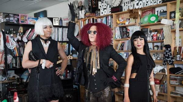 이희문(가운데)과 씽씽밴드가 2017년 미 워싱턴DC에서 열린 전미공공라디오 ‘타이니 데스크 콘서트’에 나와 재즈 크로스오버 민요 공연을 하는 모습. 세계에 ‘민요 힙’을 퍼뜨린 계기다. /NPR 유튜브