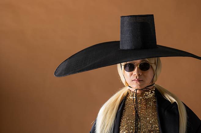 이희문은 국악과 타 음악 장르를 넘나드는 것은 물론, 패션과 무대미술, 댄스 등 모든 예술 분야를 하나의 눈으로 능란하게 다룬다. /양수열 영상미디어 기자