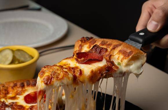 30여년을 운영 중인 부산의 이재모피자. 국내산 임실치즈를 사용한 푸짐한 토핑이 특징이다./부산관광공사