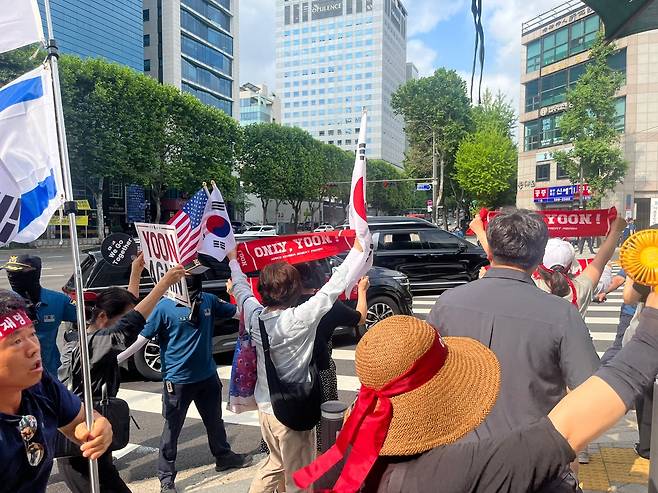 5일 오전 윤석열 전 대통령이 내란 혐의 관련 특별검사의 소환 조사를 받기 위해 서울고등검찰청에 출석하는 가운데, 지지자들이 윤 전 대통령이 탄 차량을 보고 환호하고 있다. /고유찬 기자