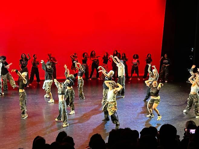 지난달 30일 미국 뉴욕 에일리스튜디오에서 열린 'K팝 페스티벌 & 넥스트 제너레이션'에서 참가자들이 준비해 온 무대를 선보이고 있다. 이날 오디션에는 한국의 유명 기획사 열세 곳이 유망주를 찾기 위해 현장에서 지켜봤다. /윤주헌 특파원