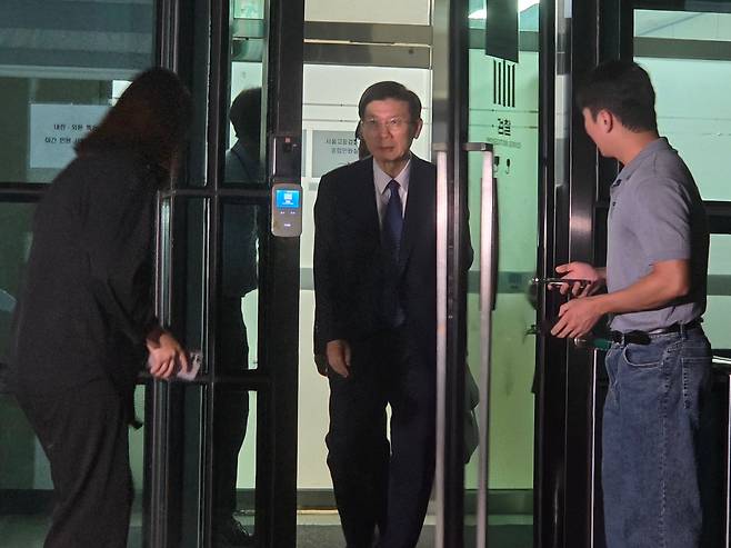박종준 전 대통령경호처장이 전날부터 5일 새벽 2시 반까지 이어진 내란 특검 조사를 마치고 서울 서초구 서울고검 청사를 떠나고 있다. /양인성 기자