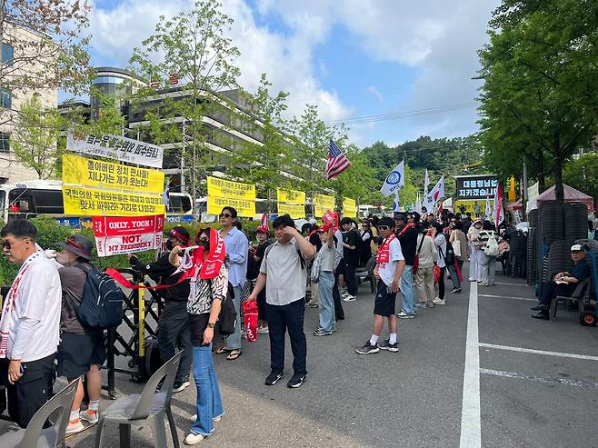 5일 오전 윤석열 전 대통령이 내란 혐의 관련 특별검사의 소환 조사를 받기 위해 서울고등검찰청에 출석하는 가운데, 윤 전 대통령 지지자들이 응원 집회를 하고 있다. /고유찬 기자