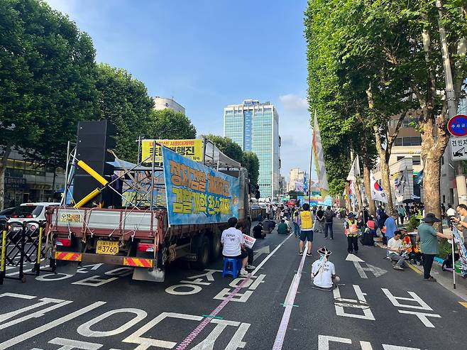 5일 저녁 촛불승리전환행동(촛불행동)이 서울 지하철 2·3호선 교대역 9번 출구 앞과 법원·검찰청 앞 삼거리 사이에서 윤석열 전 대통령의 내란죄 수사를 촉구하는 집회를 진행하고 있다. /고유찬 기자