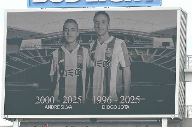 4일 올랜도 캠핑 월드 스타디움에서 열린 브라질 플루미넨시와 사우디아라비아 알힐랄의 FIFA 클럽 월드컵 2025 8강전 경기 시작 전 전광판에 디오고 조타와 안드레 실바의 사진이 올라온 모습. /AFP 연합뉴스