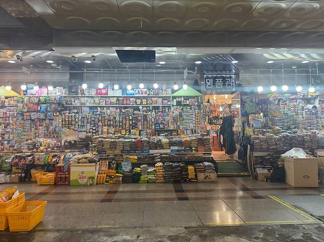 1일 서울 중구 남창동 남대문시장 내 한 수입상가의 모습. /이호준 기자