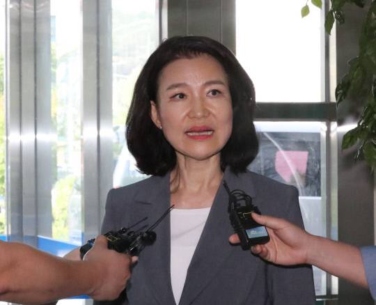 대전MBC 사장 재임 시절 법인카드를 사적으로 유용했다는 의혹을 받는 이진숙 방송통신위원장이 5일 대전 유성경찰서에 출석해 기자들의 질문을 받고 있다. 연합뉴스