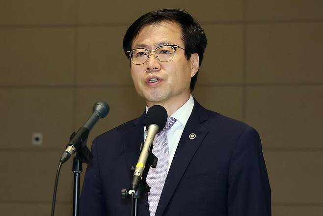 여한구 산업통상자원부 통상교섭본부장이 4일 미국과의 통상 협의를 위해 인천국제공항 제2터미널을 통해 출국하기에 앞서 취재진 질문에 답하고 있다. 2025.7.4/뉴스1