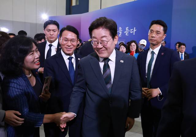 이재명 대통령이 4일 대전컨벤션센터에서 타운홀 미팅 형식으로 진행한 ‘국민소통 행보 2탄, 충청의 마음을 듣다’ 간담회를 마친 후 참석자와 인사하고 있다. 연합뉴스.