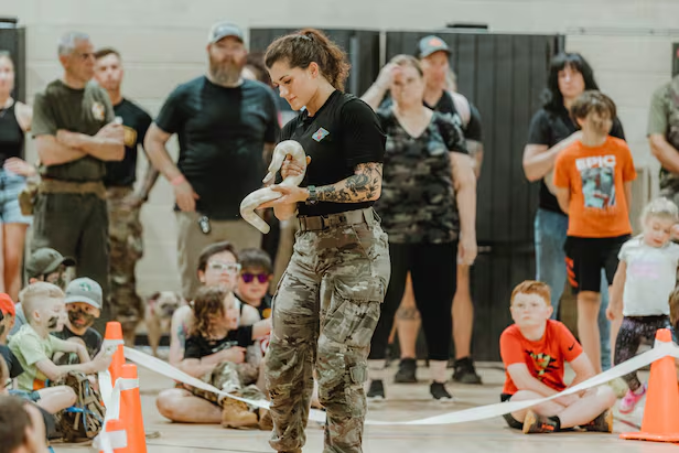 미군 특수부대원들에 대한 교육을 전담하는 파충류팀 소속 줄리앤느 잭슨 하사가 지난 4월 열린 오픈 하우스 행사에서 시민들에게 뱀의 생태에 대해 교육하고 있다. [미 육군 홈페이지 캡쳐]