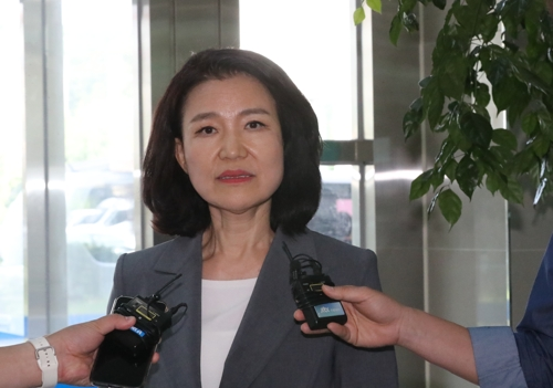 (전MBC 사장 재임 시절 법인카드를 사적으로 유용했다는 의혹을 받는 이진숙 방송통신위원장이 5일 대전 유성경찰서에 출석해 기자들의 질문을 받고 있다. [연합뉴스]