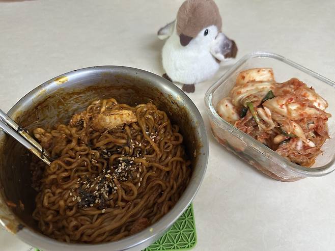 닭가슴살 불닭볶음면을 먹짹