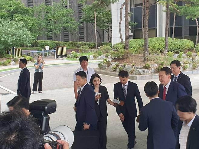 윤석열 전 대통령이 5일 오전 서초구 서울고검에 마련된 내란특검의 2차 조사를 받기 위해 출석하고 있다. /사진=최승한 기자