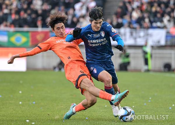 서민우(왼쪽, 강원FC), 김태환(오른쪽, 수원삼성). 서형권 기자