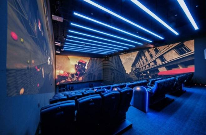 국내 멀티플렉스 영화관들이 새로운 시도로 관객 끌어모으기에 나선 가운데, CGV의 ‘4DX’는 좌석이 움직이고 향기가 퍼지면서 영화를 신체로 느끼도록 해준다. CJ CGV