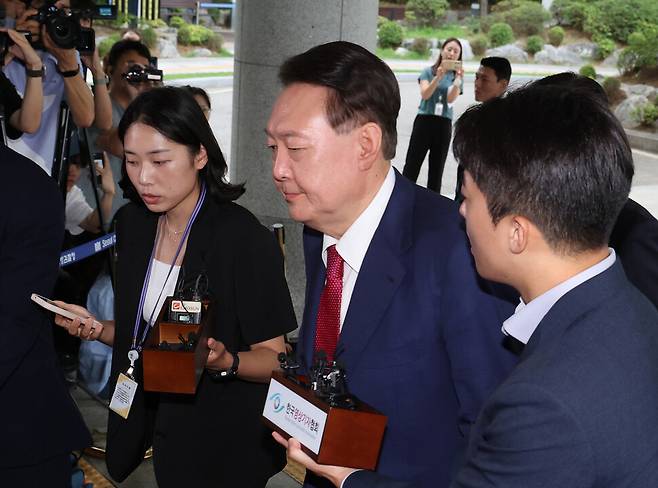 윤석열 전 대통령이 5일 오전 서울 서초동 서울고등검찰청으로 특검 조사를 받기 위해 출석하며 기자들의 질문을 받고 있다. 김태형 기자 xogud555@hani.co.kr