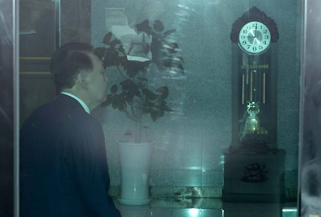 윤석열 전 대통령이 5일 서울 서초구 서울고검에 마련된 내란특검 사무실로 2차 조사를 받기위해 출석하는 동안 시계가 9시를 가리키고 있다. 공동취재사진