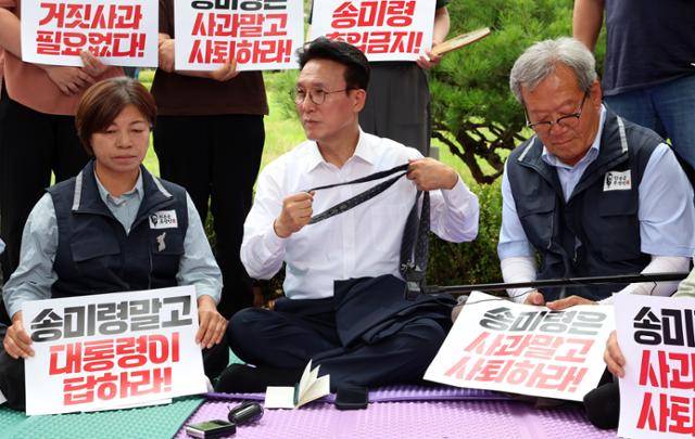 김민석 국무총리가 4일 용산 대통령실 앞에서 송미령 농림축산식품부 장관 유임 철회를 촉구하며 농성 중인 농민단체와 면담하고 있다. 뉴시스