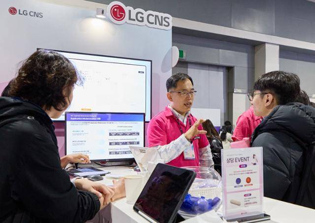LG CNS가 2025년 3월 '마이크로소프트 AI 투어 인 서울' 전시장에 설치한 부스 모습. LG CNS 제공
