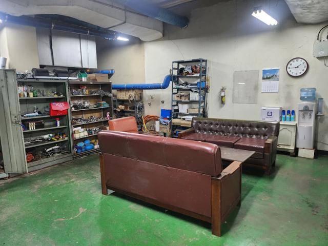 공무직 노동자들의 휴게실 모습. 건물 배관이 드러나고 바닥 페인트가 벗겨진 지하 창고에 쇼파가 덩그러니 놓여 있다. 서호양씨 제공