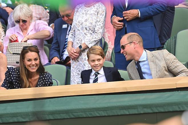 2022 윔블던 남자 단식 결승전을 로열 박스에서 관람 중인 윌리엄 왕세자 부부와 조지 왕자. 이날은 8살의 조지 왕자가 윔블던에 첫 선을 보인 날이었다. 윔블던 홈페이지