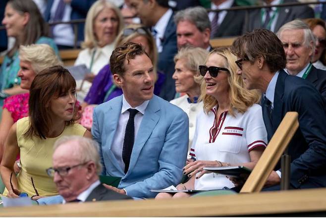 2024 윔블던 남자 단식 결승전을 로열 박스에서 관람 중인 영화배우 베네딕트 컴버배치와 줄리아 로버츠. 이 사진에는 안 잡혔으나 컴버배치의 옆 옆자리에는 톰 크루즈가 앉아 있었다. 로열 박스에 초대받은 한국인은 아직 없다. 윔블던 홈페이지