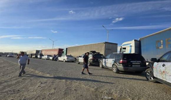 우즈베키스탄 국경에서 출국하려는 자동차들이 줄지어 있다. [사진=윤영선]